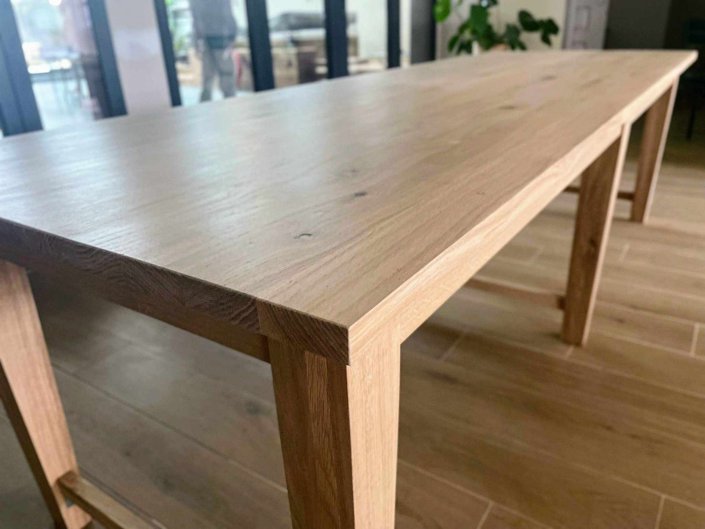 Table à manger en chêne normand – Artisanale avec pieds en fuseau