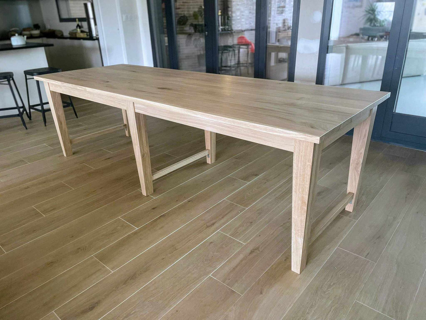 Table à manger en chêne normand – Artisanale avec pieds en fuseau