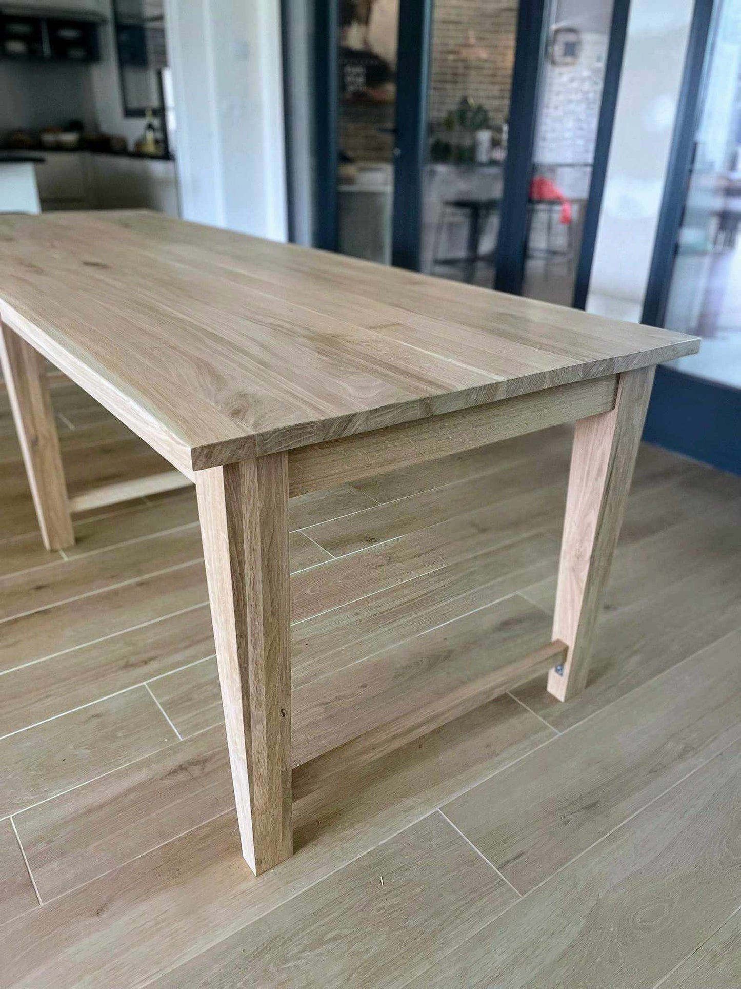 Table à manger en chêne normand – Artisanale avec pieds en fuseau