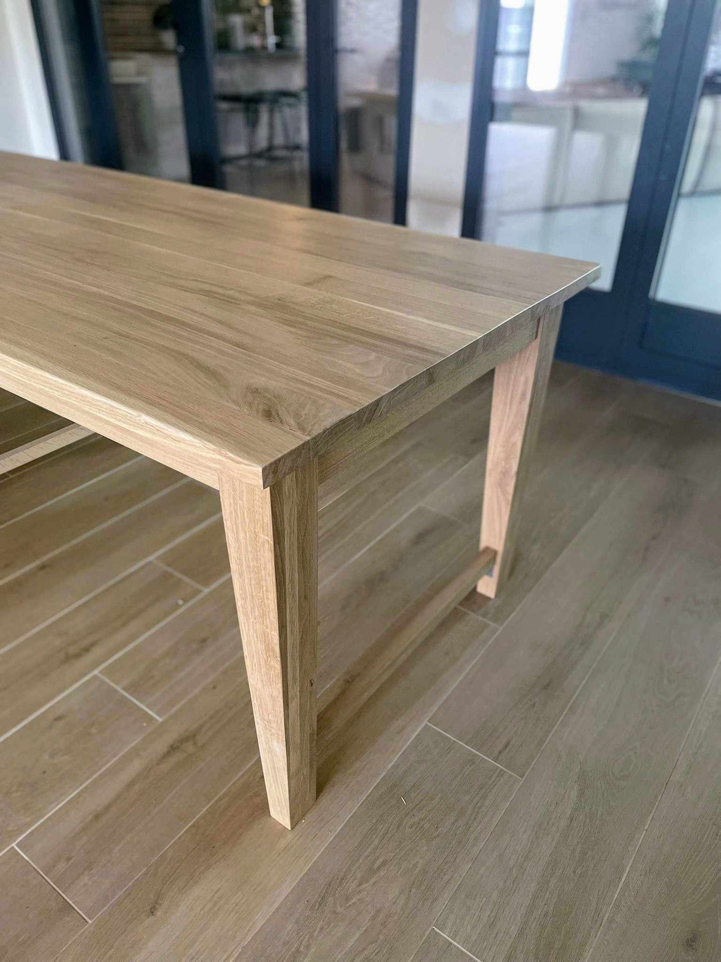 Table à manger en chêne normand – Artisanale avec pieds en fuseau