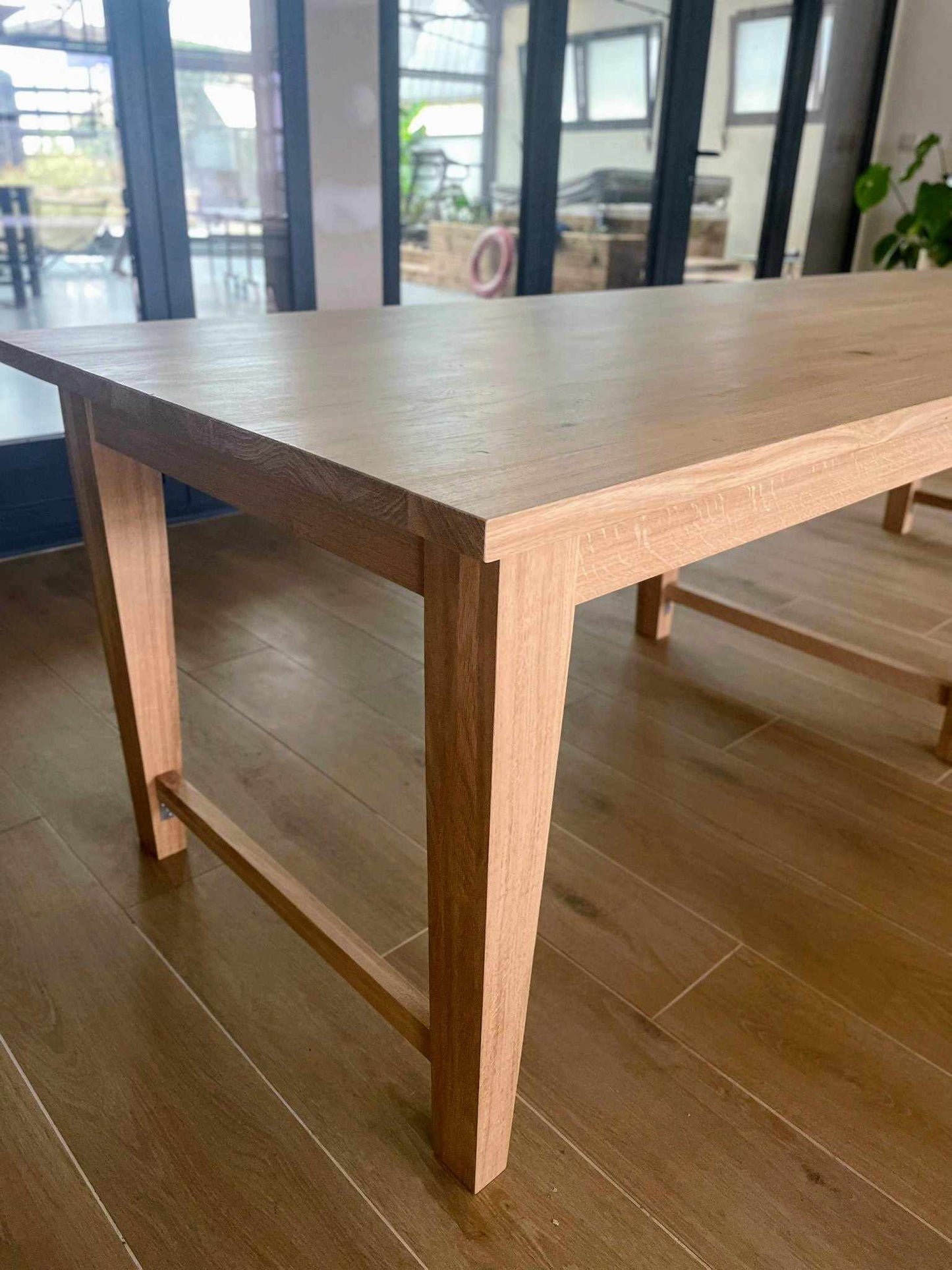 Table à manger en chêne normand – Artisanale avec pieds en fuseau