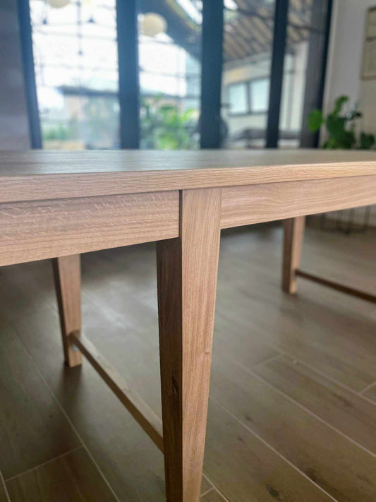 Table à manger en chêne normand – Artisanale avec pieds en fuseau