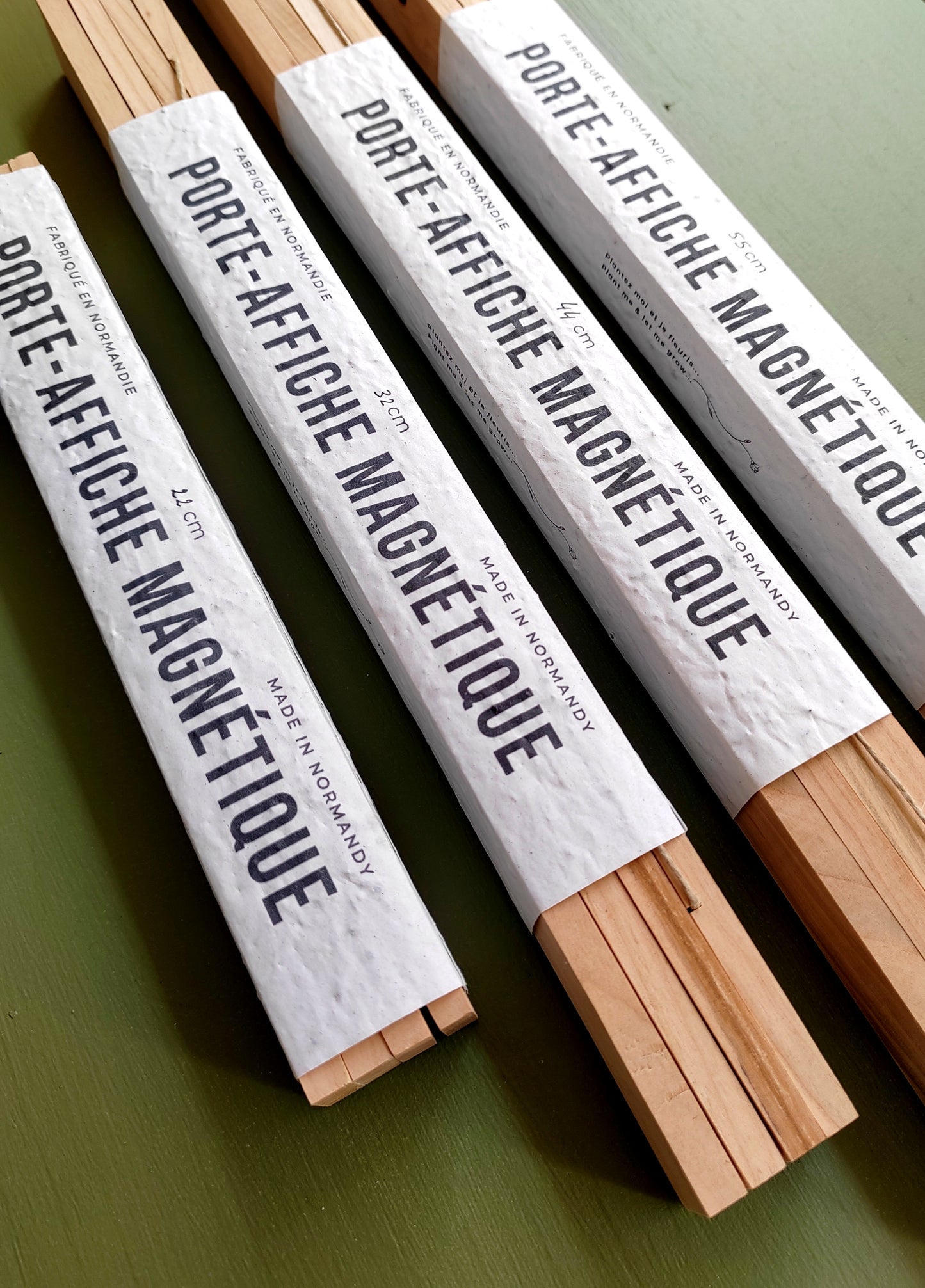 Porte-Affiches Magnétiques en Merisier – Cadre en Bois