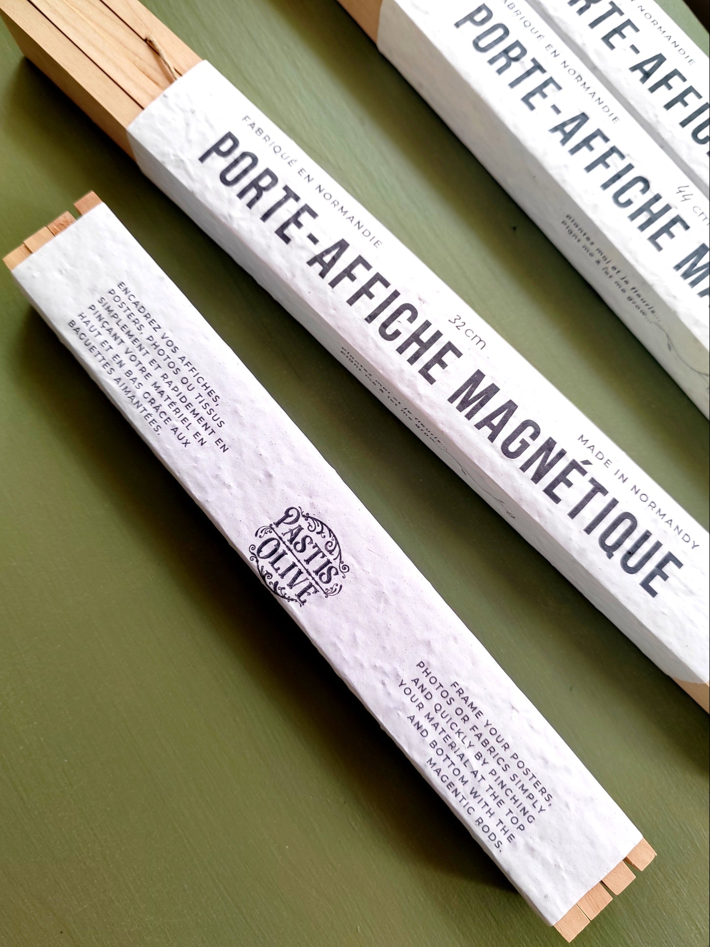 Porte-Affiches Magnétiques en Merisier – Cadre en Bois